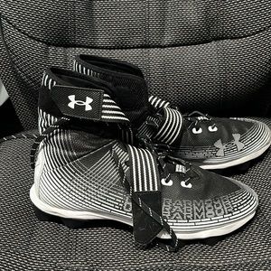 Mens under armor football cleats. Size 10.5, barley worn, perfect condition